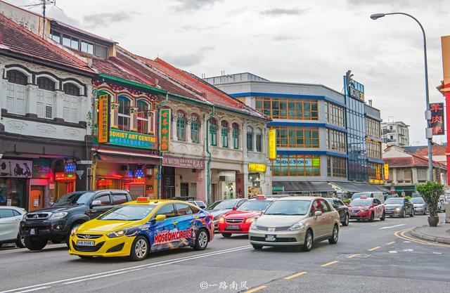 新加坡红灯区，外表看起来就是一条美食街！