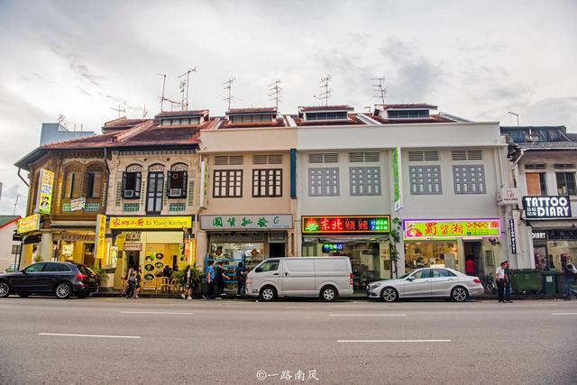 新加坡红灯区，外表看起来就是一条美食街！